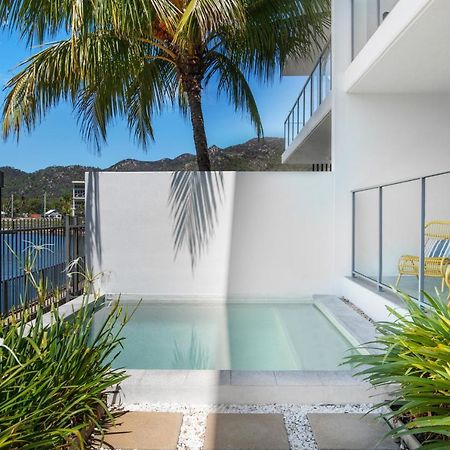 Peppers Blue On Blue Hotell Nelly Bay Eksteriør bilde A private pool at a resort in Queensland, Australia