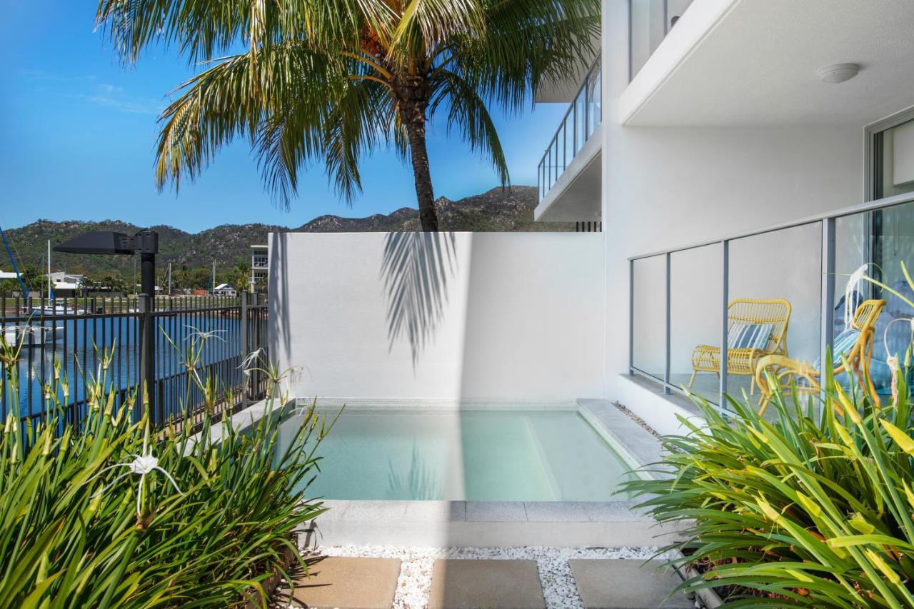 Peppers Blue On Blue Hotell Nelly Bay Eksteriør bilde A private pool at a resort in Queensland, Australia