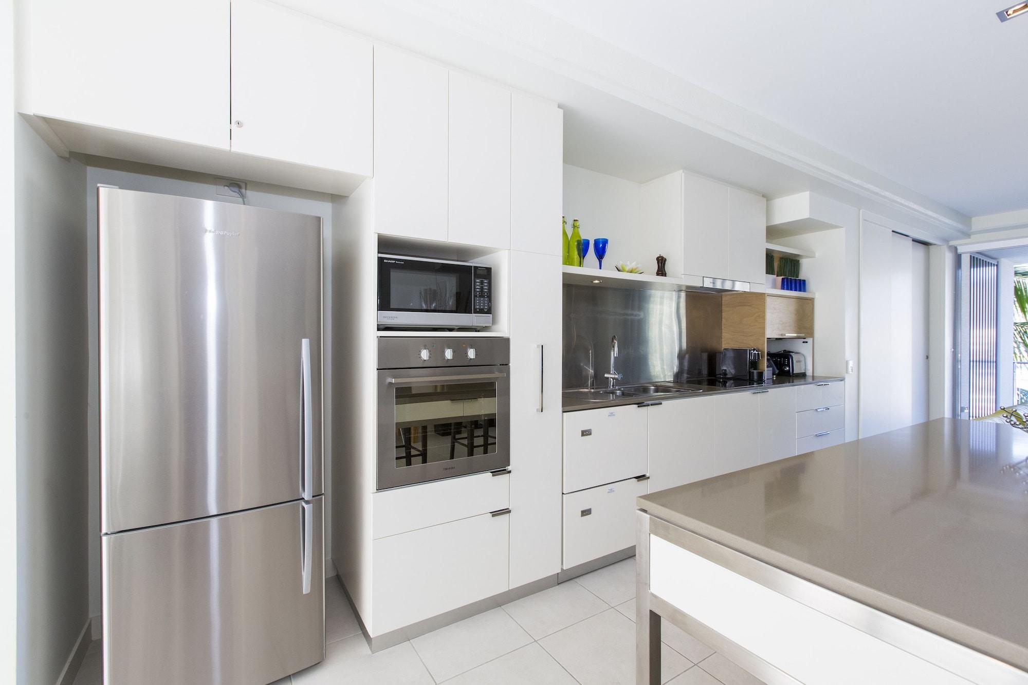 Peppers Blue On Blue Hotell Nelly Bay Eksteriør bilde A modern kitchen