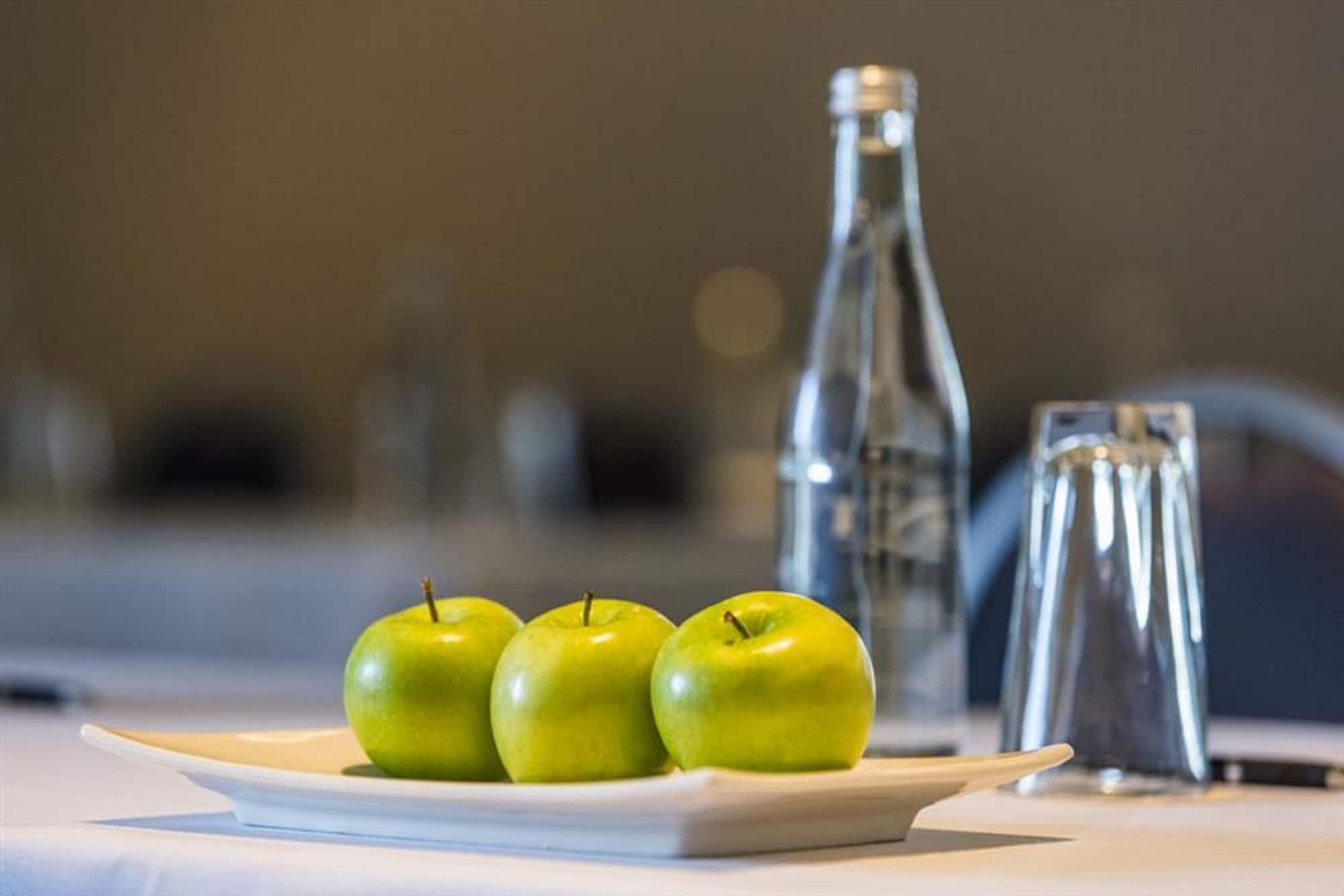 Peppers Blue On Blue Hotell Nelly Bay Eksteriør bilde A bottle of water and apples on a table