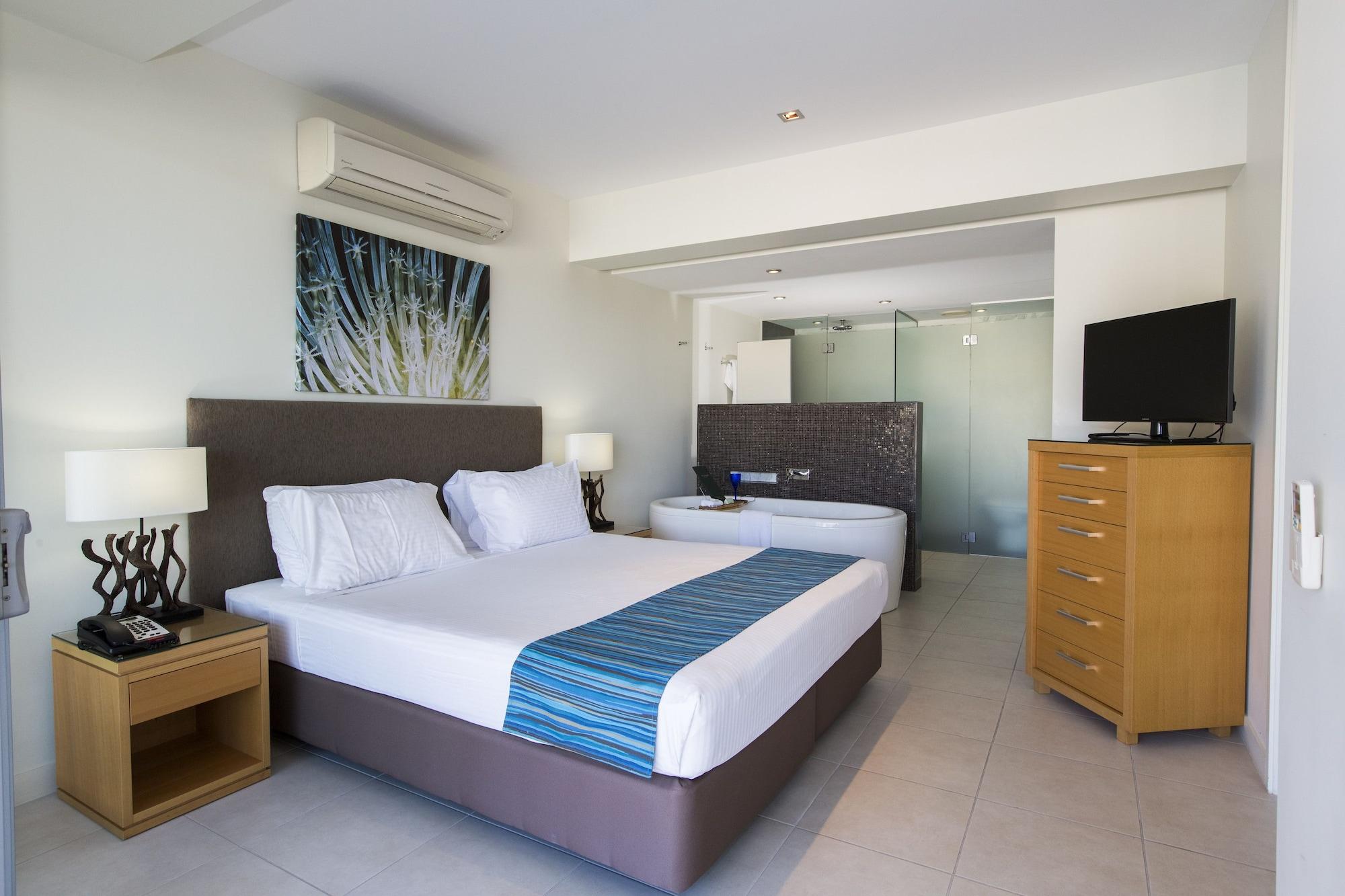 Peppers Blue On Blue Hotell Nelly Bay Eksteriør bilde A bedroom at the Mantra on Saltwater Island