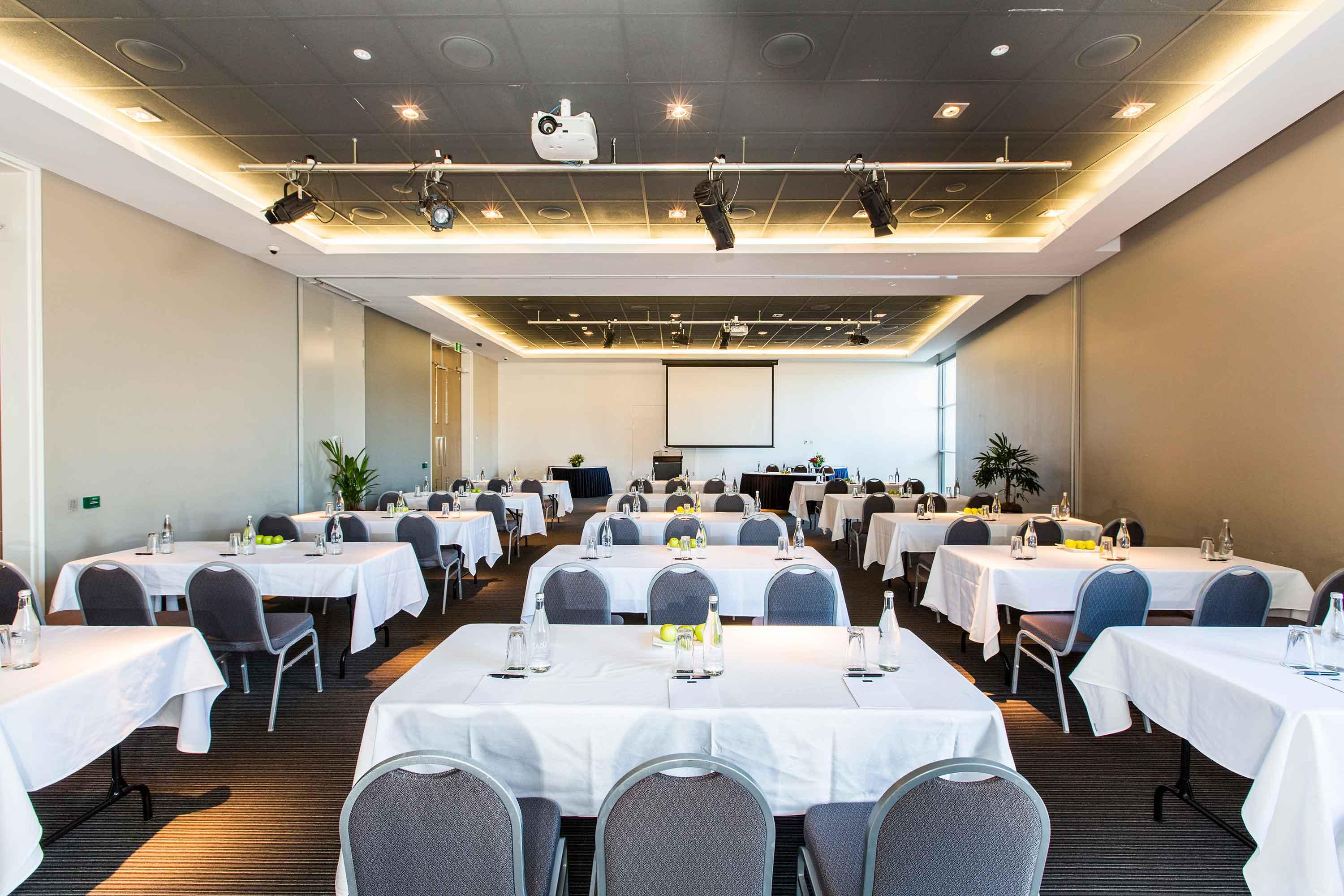 Peppers Blue On Blue Hotell Nelly Bay Eksteriør bilde The conference room