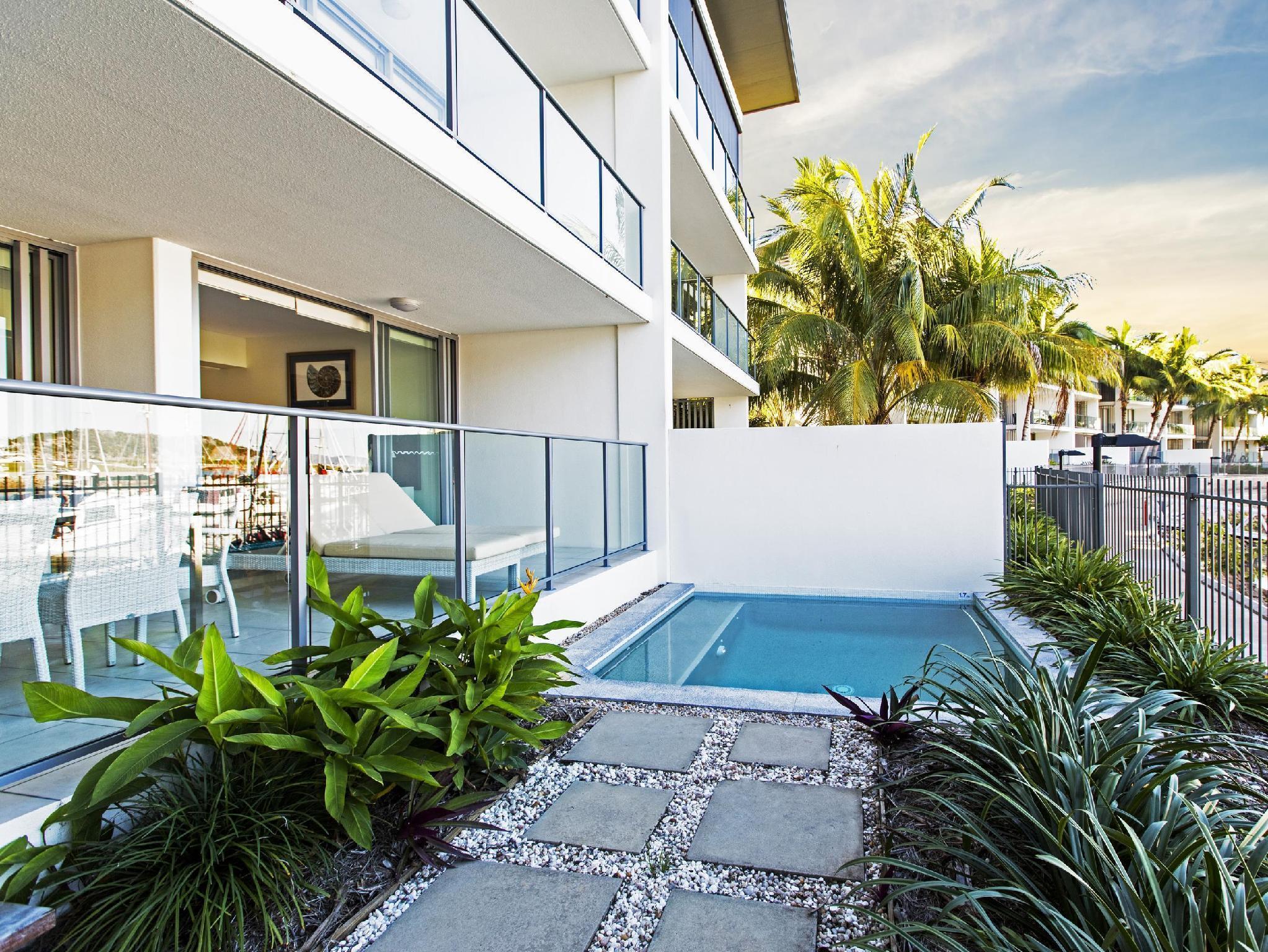 Peppers Blue On Blue Hotell Nelly Bay Eksteriør bilde A pool at a private residence in Miami