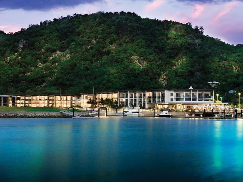 Peppers Blue On Blue Hotell Nelly Bay Eksteriør bilde The resort at night
