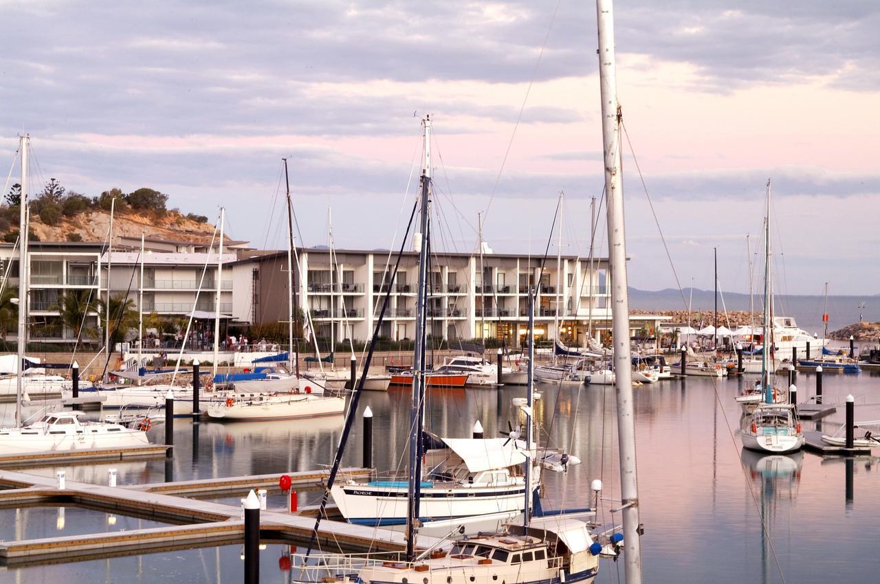 Peppers Blue On Blue Hotell Nelly Bay Eksteriør bilde The Marina at sunset