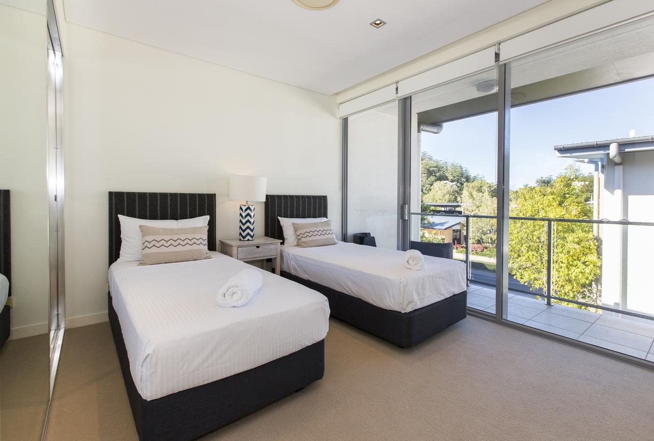Peppers Blue On Blue Hotell Nelly Bay Eksteriør bilde A bedroom with two single beds