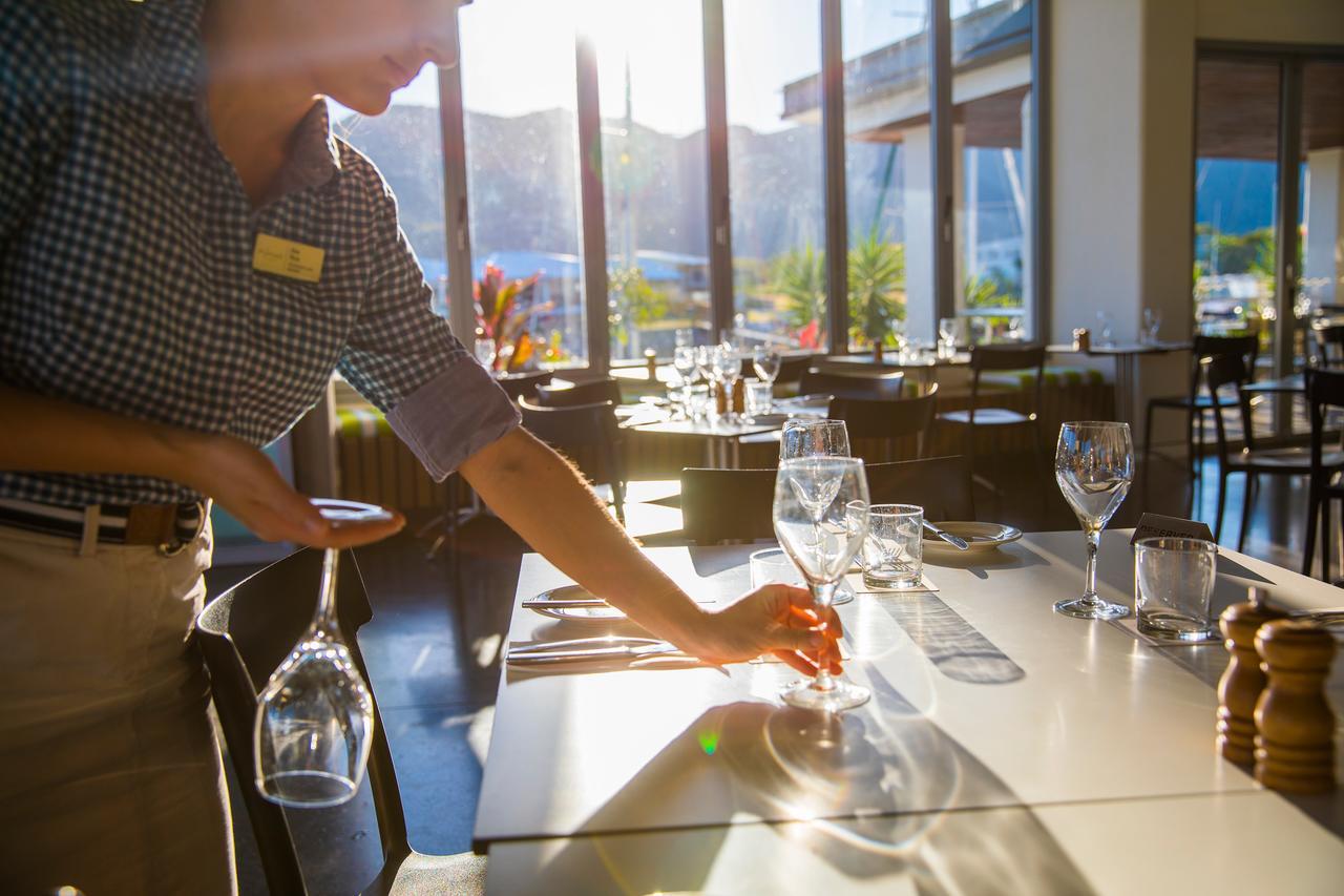 Peppers Blue On Blue Hotell Nelly Bay Eksteriør bilde A waiter sets the table at a restaurant