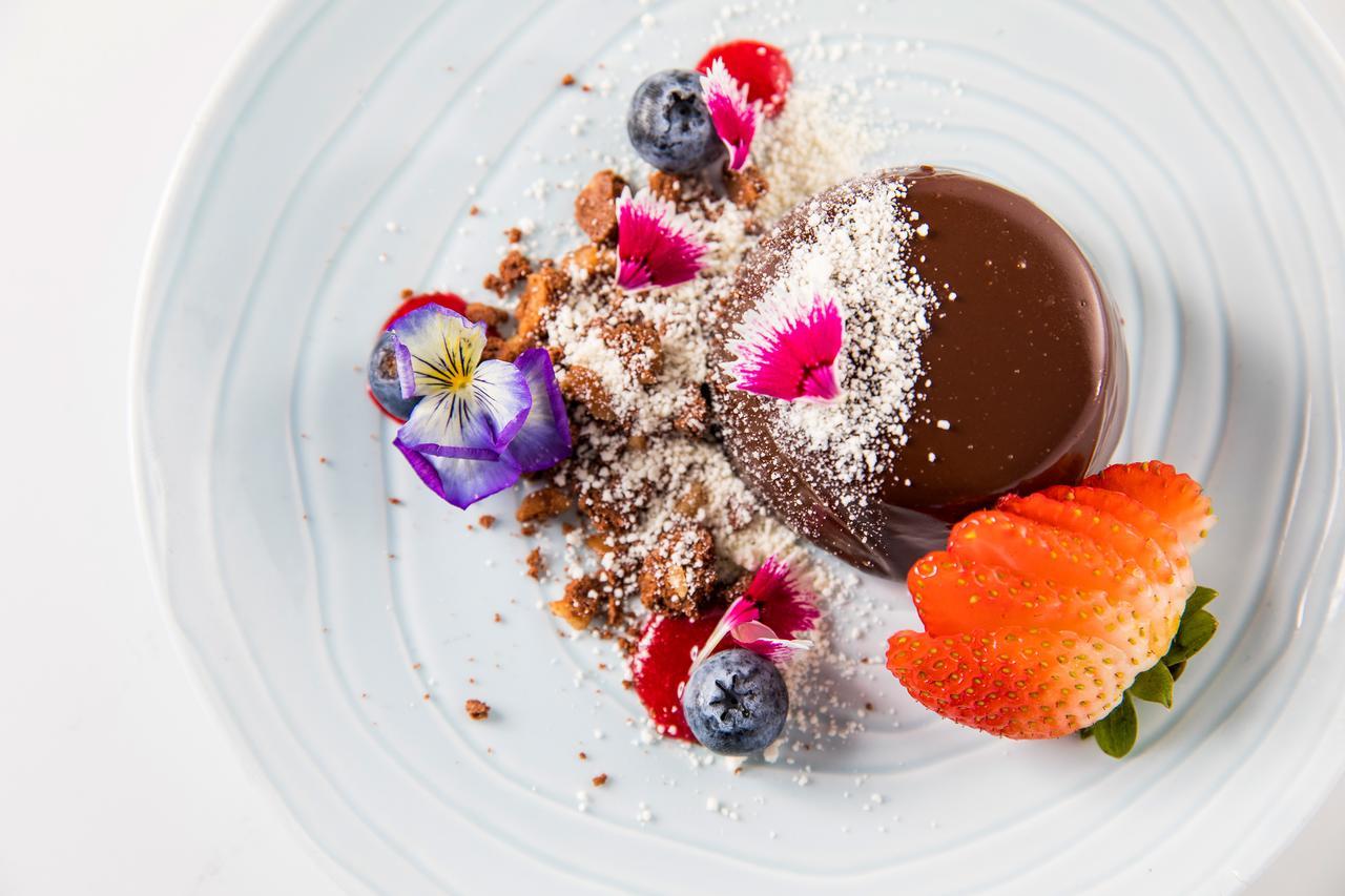 Peppers Blue On Blue Hotell Nelly Bay Eksteriør bilde A chocolate dessert