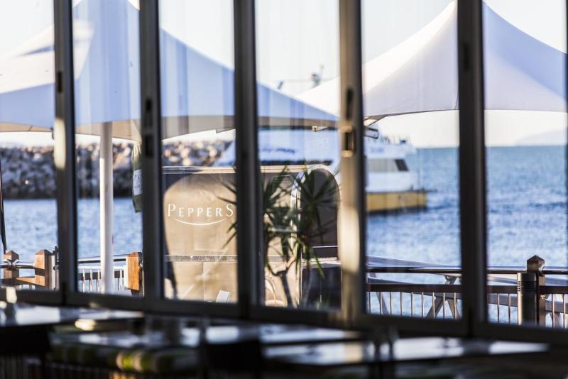 Peppers Blue On Blue Hotell Nelly Bay Eksteriør bilde The interior of the restaurant