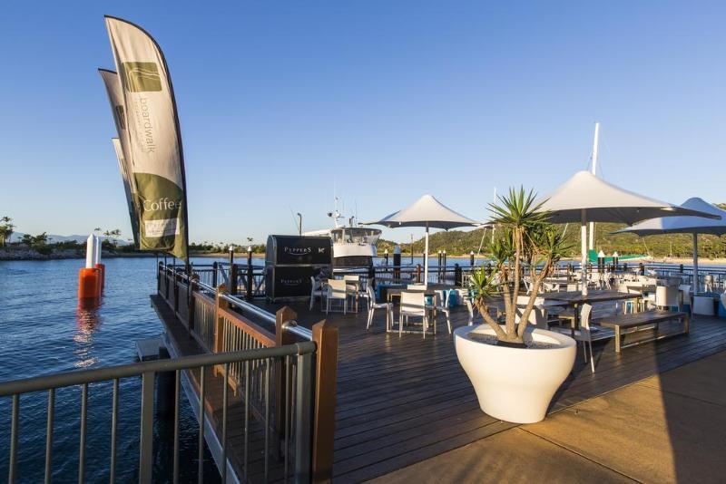 Peppers Blue On Blue Hotell Nelly Bay Eksteriør bilde The Deck at Mooloolaba Marina